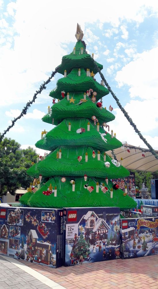 Lego worlds giant christmas 2024 tree