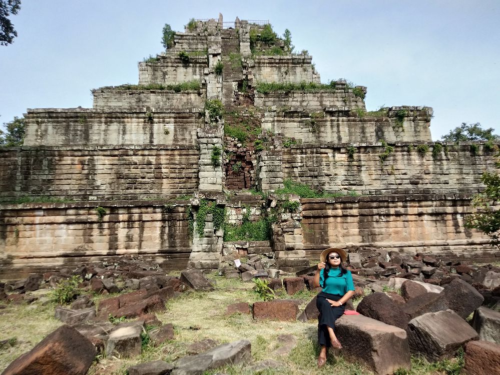 Me, posting in front of Prasat Thom temple (2019)