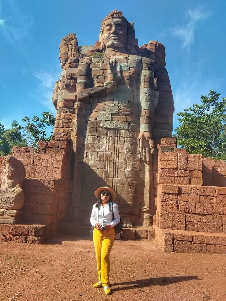 Me, posting in front of 9m height 4 faces Buddha "Chaktomuk temple"