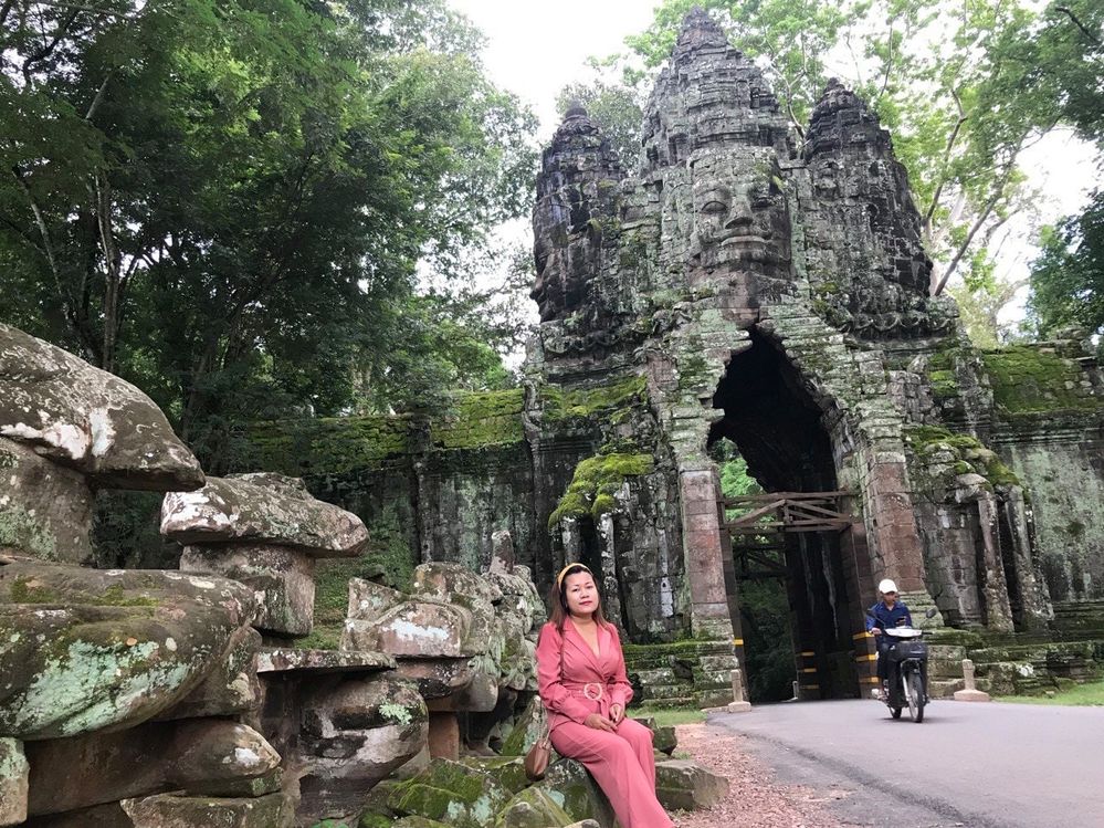 Me, sitting in front of Angkor Thom north gate, before arrival Bayon temple