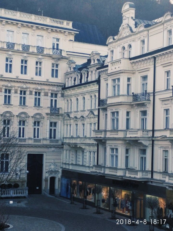 Karlovy Vary slavný Grand Hotel Pupp, ve kterém byl natočený film,, POSLEDNÍ PRÁZDNINY, lázeňský město se nachází přímo v centru lázeňské kolonády