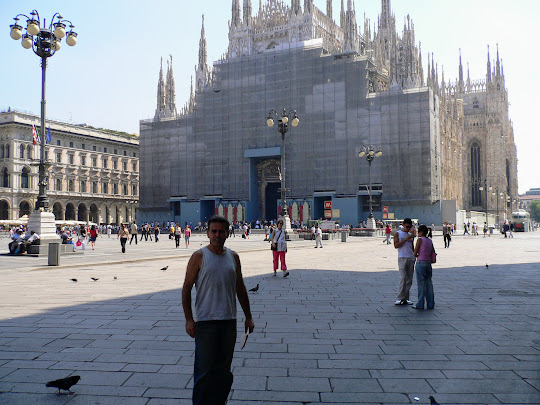 Caption: LG @AdamGT doing the tourist pose in front of Milan Cathedral having a facelift!