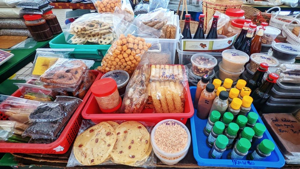 local-guides-connect-exploring-local-markets-in-miri