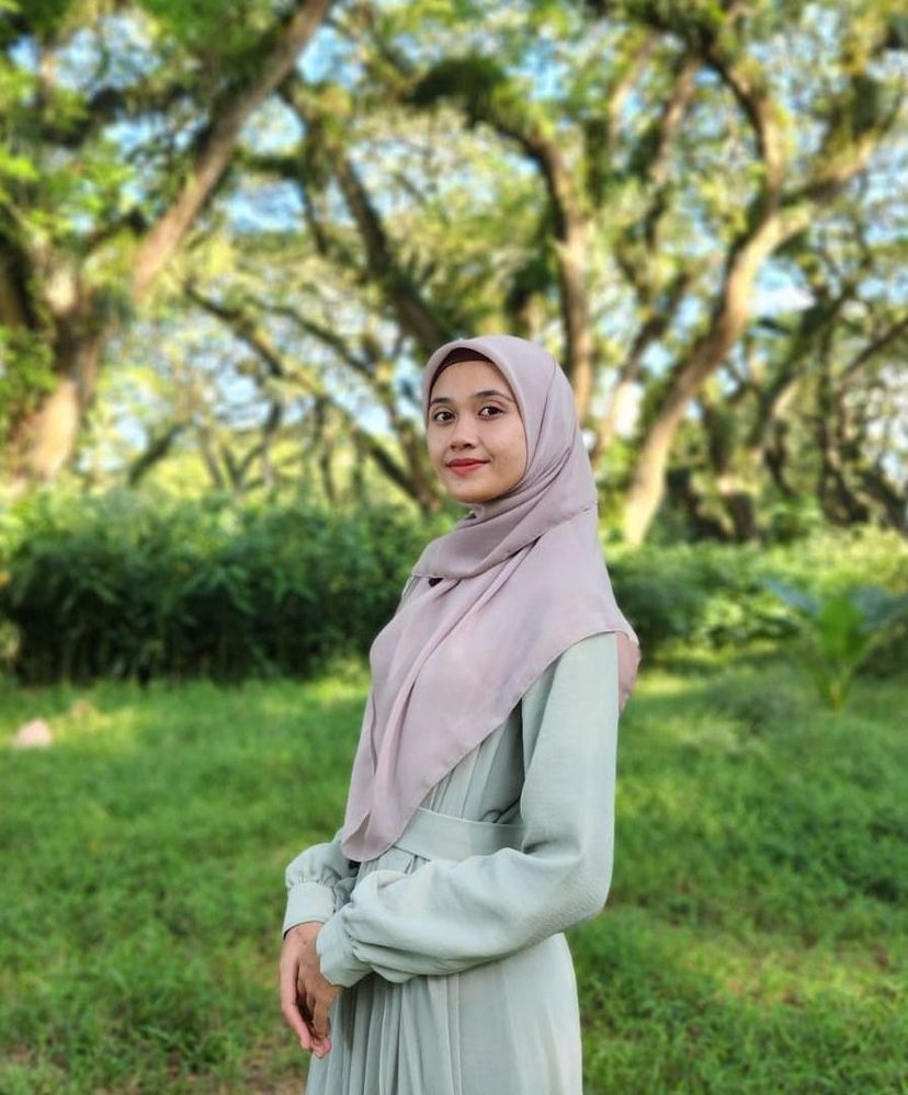 Caption: A photo of Ismi smiling in De Djawatan Forest in Banyuwangi, East Java, Indonesia. (Local Guide @Ismi_Choirunnisa)