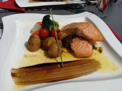Grilled salmon with steamed vegetables and potatoes