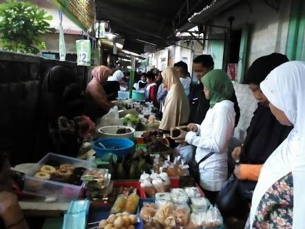 Di kampung kampung bermunculan pasar tiban yang hanya ada waktu bulan Ramadhan.