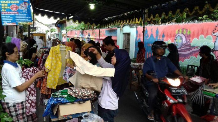 Tidak hanya makanan yang dijajakan tetapi juga pakaian banyak dijual di pasar tiban di bulan Ramadhan.