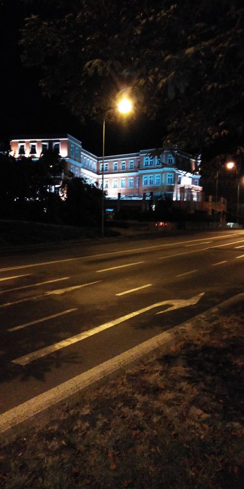Becherovka v nočních hodinách v Karlových Varech