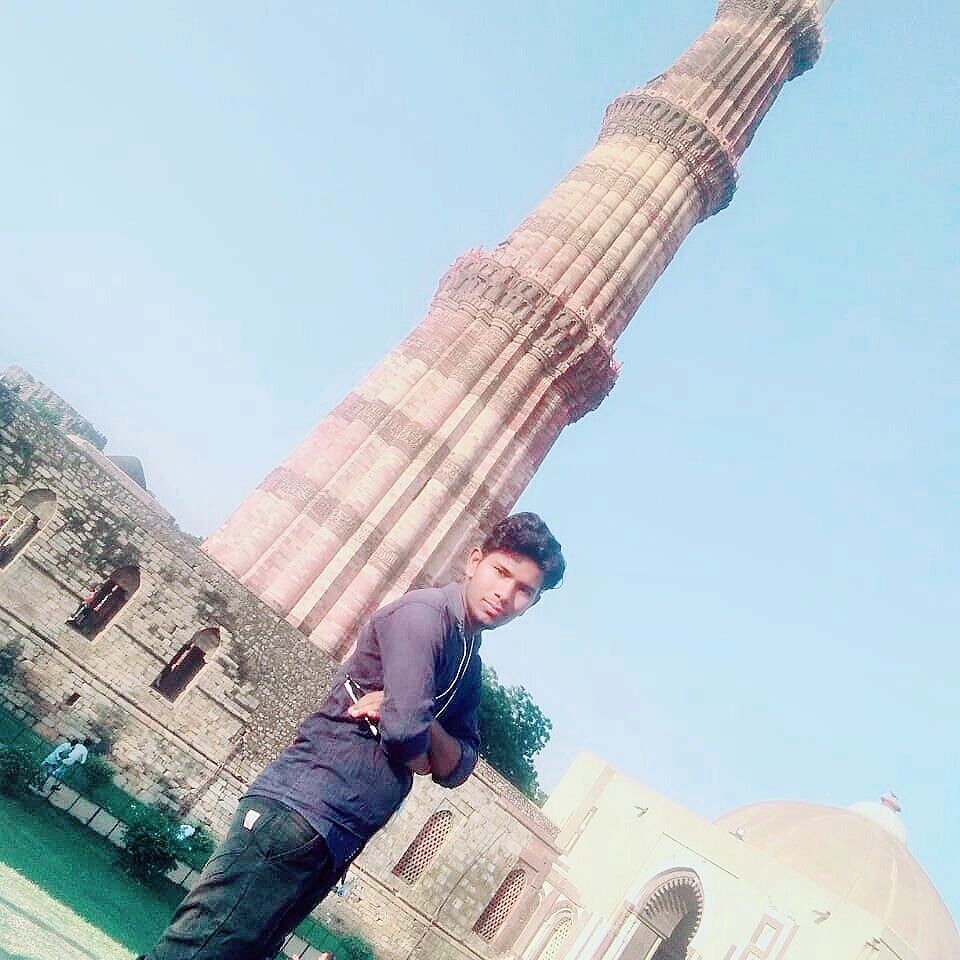 Full view of qutub minar with me...