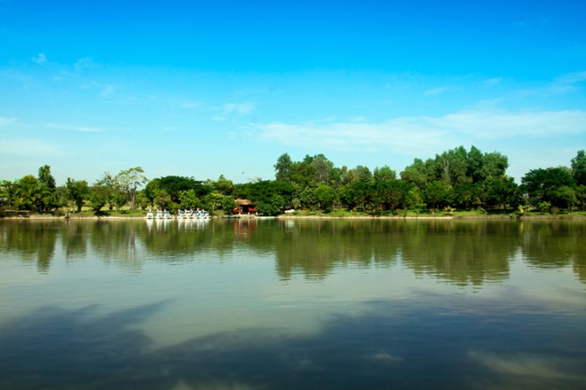 Dong Nai, Vietnam - June 4th, 2017: Panorama Of Ecotourism Area With A  Bridge Over The Peninsula In Large Lake With Many Small Islands Stock  Photo, Picture and Royalty Free Image. Image 80455504.