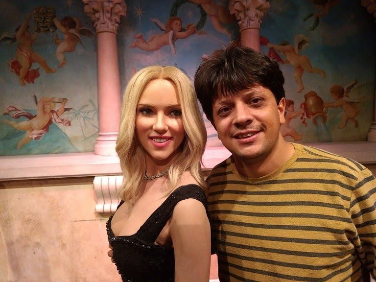Legenda: Uma foto do Local Guide Alexandre com o boneco de cera da atriz  Scarlett Johansson, em um museu de cera em Nova Iorque (2017).